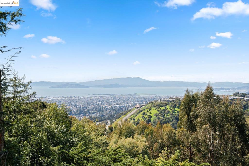 https://media.crmls.org/mediaz/e87e393e-aeb0-4b61-88d9-69005d4f0434.jpg?preset=X-Large