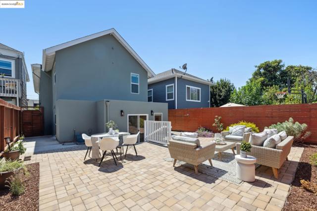 864 Arlington Ave, Oakland CA: https://media.crmls.org/mediaz/e87f37c0-e86d-48ef-8e51-075abe73ba96.jpg