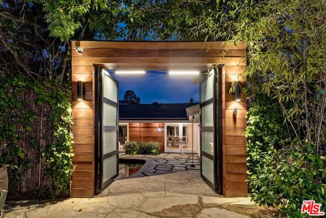 9316 Beverly Crest Drive, Beverly Hills CA: https://media.crmls.org/mediaz/e87fa1e7-1a06-43ff-8e5d-aed78f169dc3.jpg