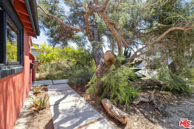 11819 Juniette Street, Culver City CA: https://media.crmls.org/mediaz/e88020a4-eff4-455f-bb15-b48e4be5dda9.jpg