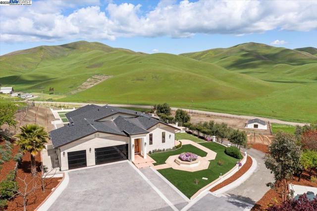 5388 Doolan Rd, Livermore CA: https://media.crmls.org/mediaz/e88075da-b349-4b9e-a01e-35ac0bc84cf0.jpg