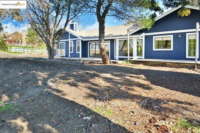 1610 Lawrence Rd, Danville CA: https://media.crmls.org/mediaz/e880d5f0-a345-406b-a19c-09c97f322003.jpg