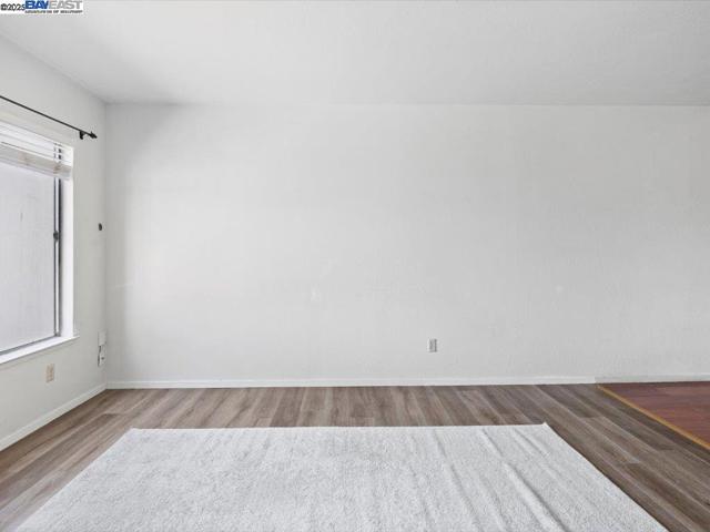 56 Edgewood Ct, Daly City CA: https://media.crmls.org/mediaz/e88119fd-867b-42c8-b13b-3c37bc11e8de.jpg