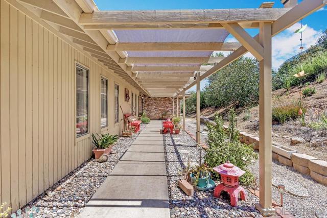 3176 Via Viejas, Alpine CA: https://media.crmls.org/mediaz/e8821549-9230-4041-a4b7-db3e6dd13453.jpg