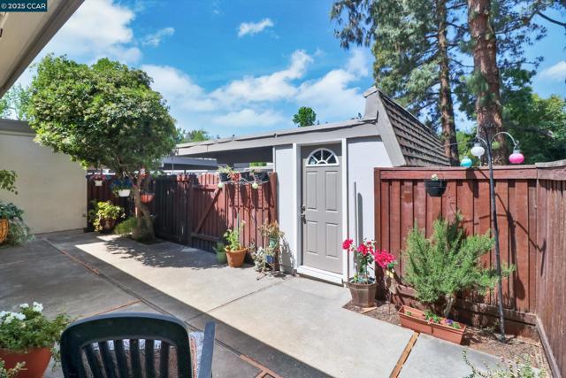 1598 Schenone Ct, Concord CA: https://media.crmls.org/mediaz/e8821e7f-2132-4fd0-a125-4e676c38903c.jpg