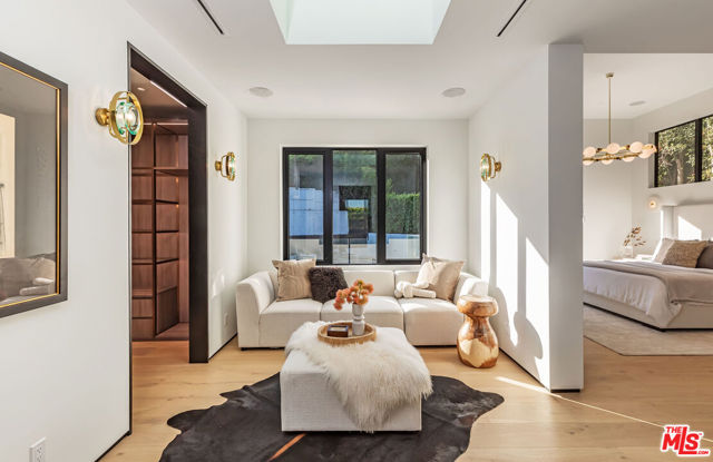 1271 Sunset Plaza Drive, Los Angeles CA: https://media.crmls.org/mediaz/e882276c-96f5-4aa8-ac7c-8adc7a0c8689.jpg