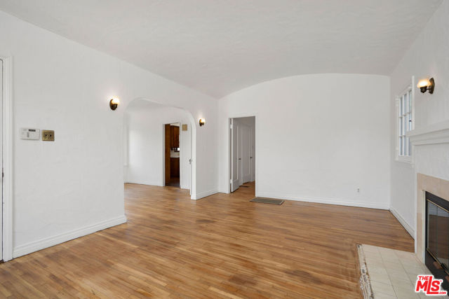 1119 Maple Street, Santa Monica CA: https://media.crmls.org/mediaz/e8833169-f42d-4bd4-bda0-d67c2dea3b81.jpg