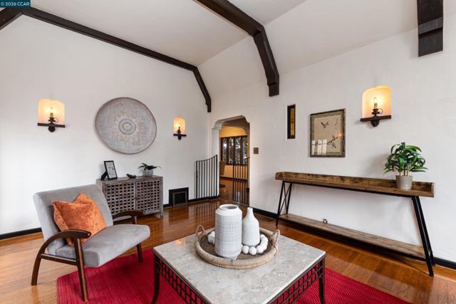 2600 55Th Ave, Oakland CA: https://media.crmls.org/mediaz/e883984d-b626-4f81-8335-03da78f5ffeb.jpg