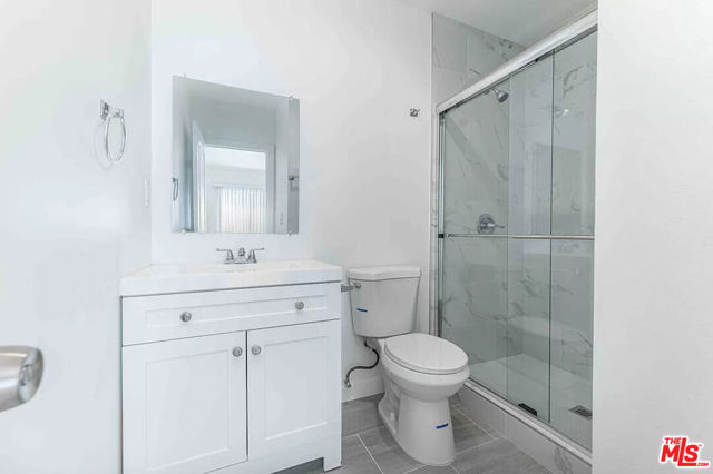 2103 S Burnside Avenue, Los Angeles CA: https://media.crmls.org/mediaz/e8864548-ab4e-4a27-8219-f9a4a87e0443.jpg