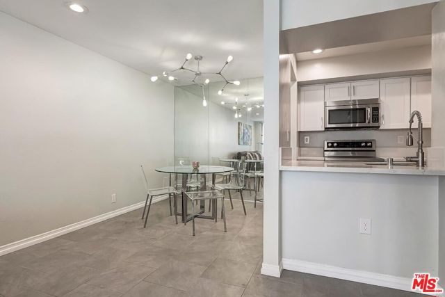 906 N Doheny Drive, West Hollywood CA: https://media.crmls.org/mediaz/e886cea2-6b24-474c-9f97-7f16f7e5f899.jpg