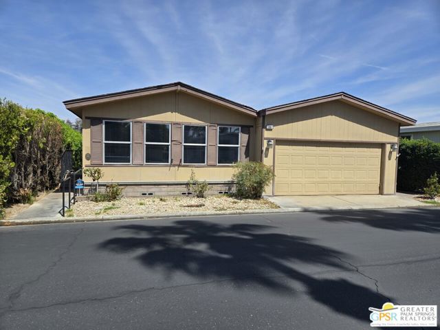 1067 Via Grande, Cathedral City CA: https://media.crmls.org/mediaz/e886e3d7-cf13-46b5-9418-e1f8d864804c.jpg