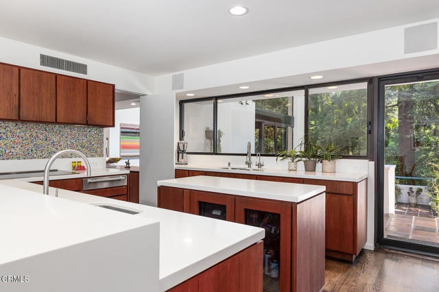 1055 Sherwood Road, San Marino CA: https://media.crmls.org/mediaz/e8874cdf-a752-421a-8038-584be78595ce.jpg