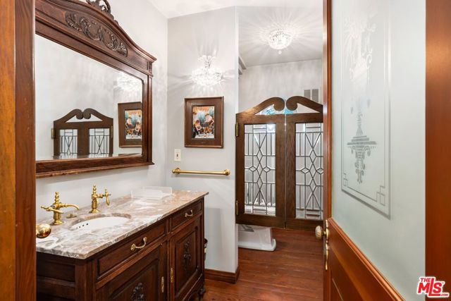 2562 Mandeville Canyon Road, Los Angeles CA: https://media.crmls.org/mediaz/e887961c-e954-471a-a88e-09a3387a296e.jpg