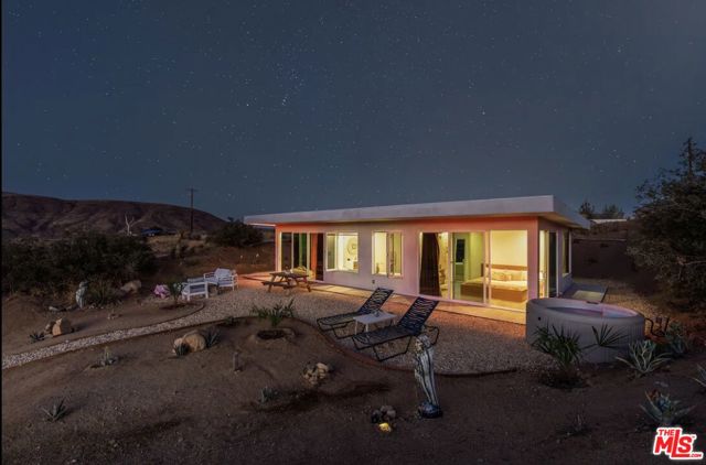 5195 Pioneertown Road, Pioneertown CA: https://media.crmls.org/mediaz/e887f821-8cfa-4894-9222-bb54caccd98b.jpg