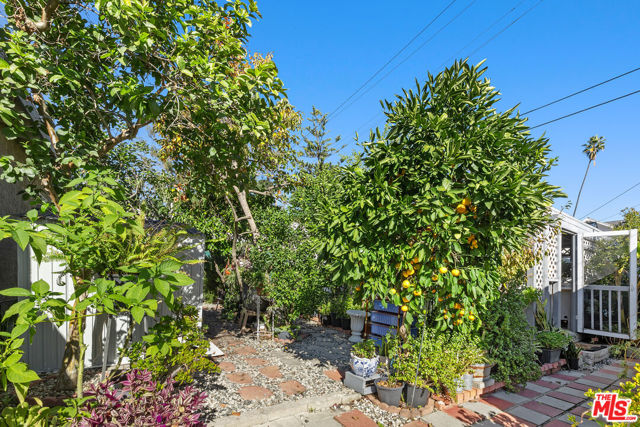 5184 Caspar Avenue, Los Angeles CA: https://media.crmls.org/mediaz/e88805c8-42aa-4803-944f-6c8adb1dfbb6.jpg