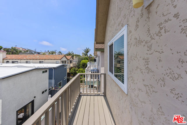 1711 Goodman Avenue, Redondo Beach CA: https://media.crmls.org/mediaz/e888133c-d10a-4715-aaeb-6e32c6380fad.jpg