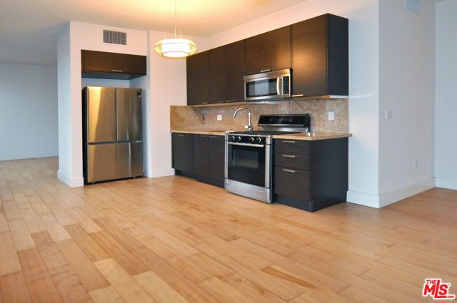 460 S Spring Street, Los Angeles CA: https://media.crmls.org/mediaz/e888dd49-7902-4776-8a2f-5069d31a8eba.jpg