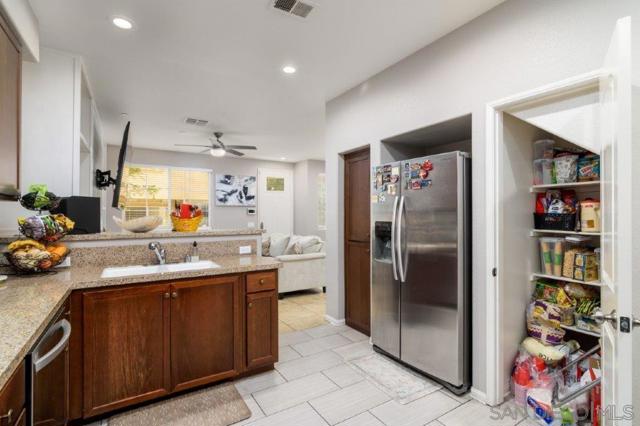 1622 Puffin Pl, Chula Vista CA: https://media.crmls.org/mediaz/e888feac-3e29-41db-9d4b-b0b140778f98.jpg