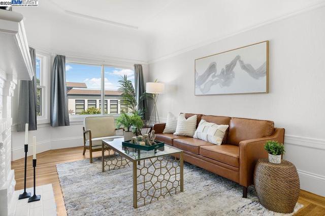 300 Somerset St, San Francisco CA: https://media.crmls.org/mediaz/e8895dd9-e7cd-4303-938c-b44e012b043c.jpg