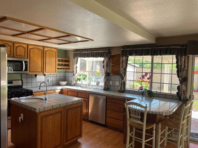 1298 Hersman Drive, Gilroy CA: https://media.crmls.org/mediaz/e8898591-e6ef-4d44-9d8d-664cd5e4c067.jpg