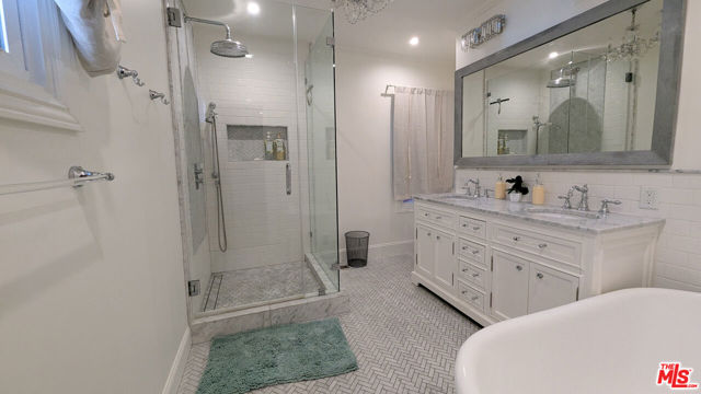 4925 W 20th Street, Los Angeles CA: https://media.crmls.org/mediaz/e88a1c02-c816-4432-b5cf-df74fa96d274.jpg