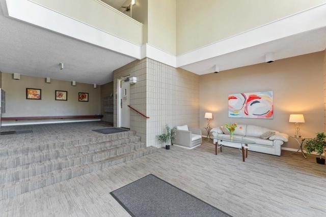 1101 Continentals Way, Belmont CA: https://media.crmls.org/mediaz/e88a2335-8d09-421f-a2cf-4bdeb7fbbf22.jpg
