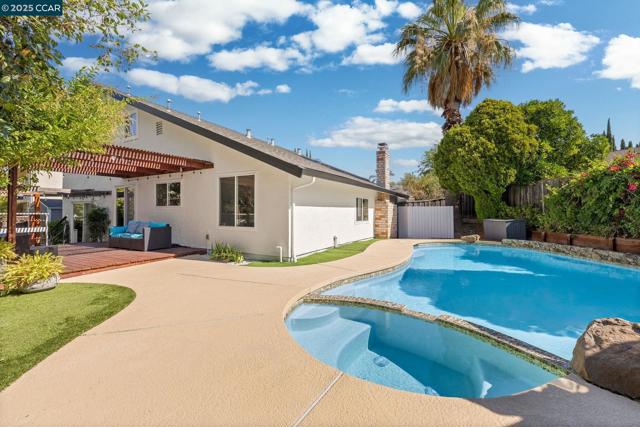 4516 Spring Valley Way, Concord CA: https://media.crmls.org/mediaz/e88a6f67-0d1e-4588-9ba8-f76c88e08b93.jpg
