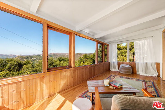 20158 Observation Drive, Topanga CA: https://media.crmls.org/mediaz/e88af5fd-65cd-4086-8b15-a8ec2995856d.jpg