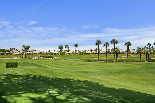 48644 Vista Palomino, La Quinta CA: https://media.crmls.org/mediaz/e88b86c2-ef54-454f-a215-1e663a86ddcb.jpg