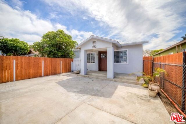 1726 W 37th Place, Los Angeles CA: https://media.crmls.org/mediaz/e88bbf5c-94fc-4d67-ab63-98e4d851eddb.jpg