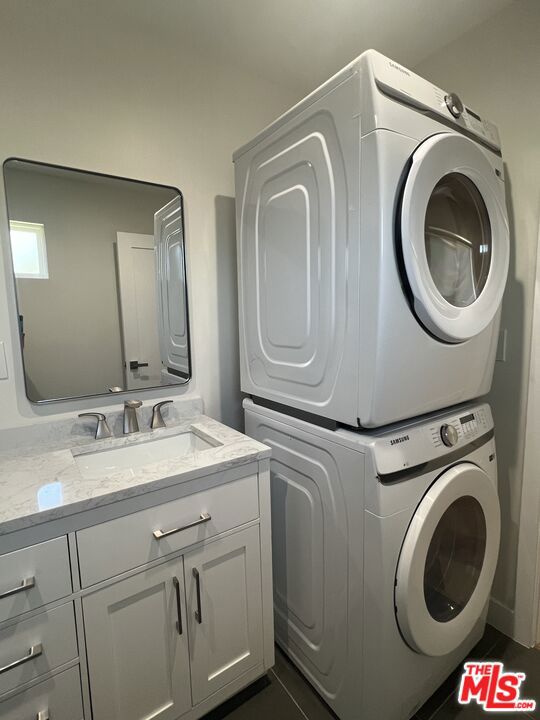 1282 1/2 S Highland Avenue, Los Angeles CA: https://media.crmls.org/mediaz/e88c4d36-c66e-4301-973e-28d9200e2e9a.jpg