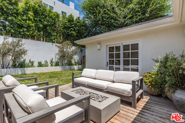 13035 Rose Avenue, Los Angeles CA: https://media.crmls.org/mediaz/e88cbc1c-a509-4360-83e4-58ea0c07b0ff.jpg