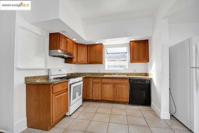 5540 E 17Th St, Oakland CA: https://media.crmls.org/mediaz/e88d0f4d-11ab-46f3-a1fc-62294f07f7bf.jpg