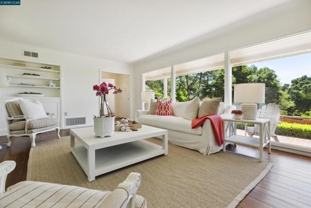 1087 Rahara Dr, Lafayette CA: https://media.crmls.org/mediaz/e88d5756-544c-4c5c-9cc8-b1e9318c3df1.jpg