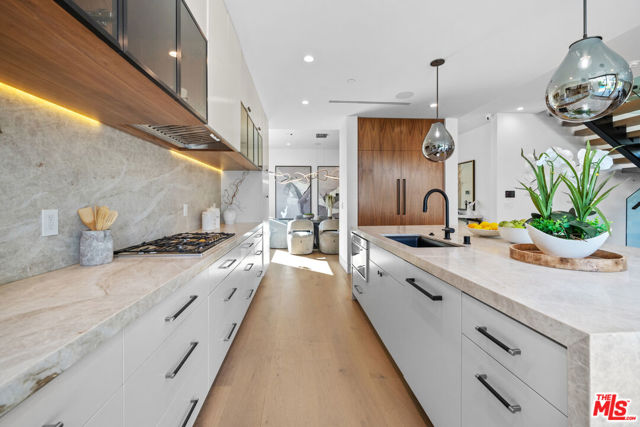 4818 Norwich Avenue, Sherman Oaks CA: https://media.crmls.org/mediaz/e88eb01d-ea06-49ca-9df7-bee1d5de0218.jpg
