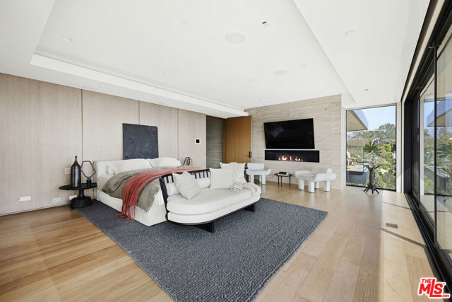 1731 Summitridge Drive, Beverly Hills CA: https://media.crmls.org/mediaz/e88ee231-679a-4dee-8942-6c7955d33965.jpg
