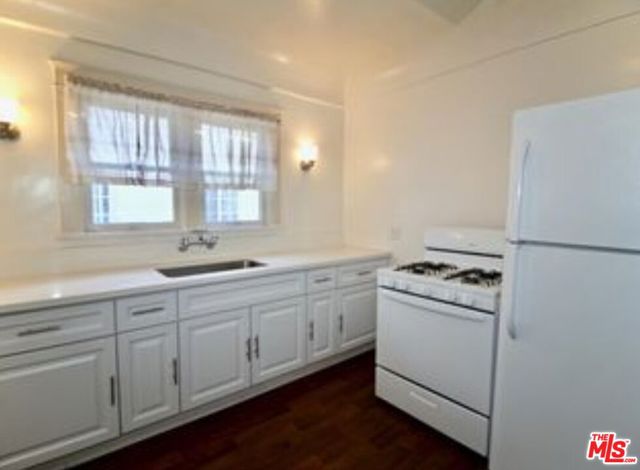 1034 N Kenmore Avenue, Los Angeles CA: https://media.crmls.org/mediaz/e88ef961-5a8a-4a97-913c-2d3c9de70c4c.jpg