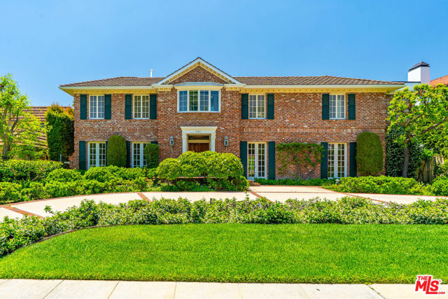 721 N Linden Drive, Beverly Hills CA: https://media.crmls.org/mediaz/e88f38ed-2bb3-47e4-aa33-a4c36da47d83.jpg