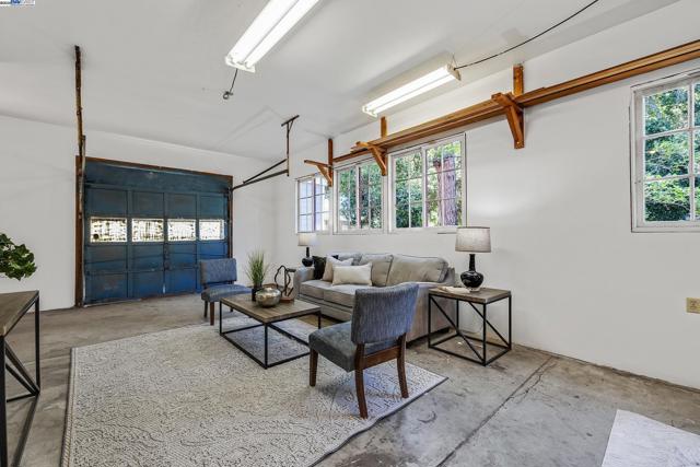 2211 College Avenue, Livermore CA: https://media.crmls.org/mediaz/e890f814-592f-4416-a41a-bcaa3f9b7d91.jpg