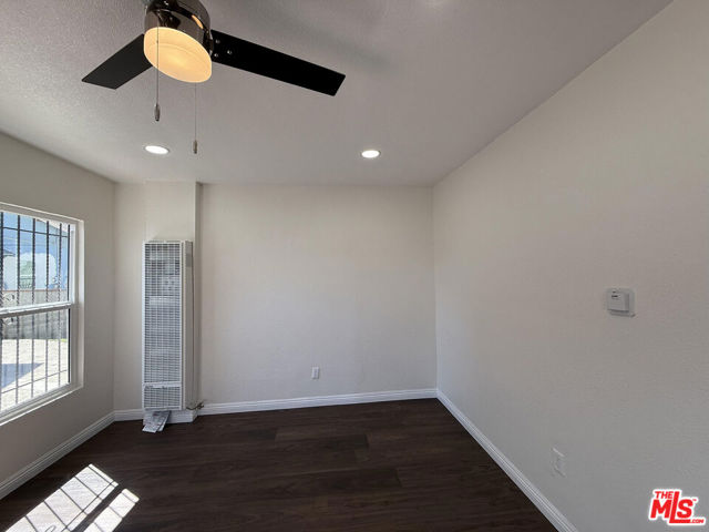 159 E 47th Street, Los Angeles CA: https://media.crmls.org/mediaz/e8916545-8bee-4542-98aa-4aefaa7ad642.jpg