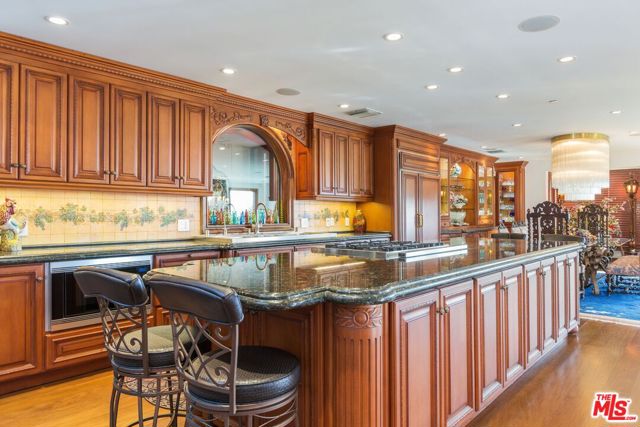 9170 Thrasher Avenue, Los Angeles CA: https://media.crmls.org/mediaz/e893688f-5113-4c62-a6fe-40926c166956.jpg