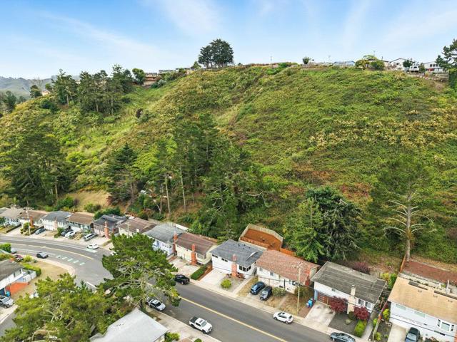 1527 Terra Nova Boulevard, Pacifica CA: https://media.crmls.org/mediaz/e893b785-4866-4bd2-bac7-8054ce0e96a2.jpg