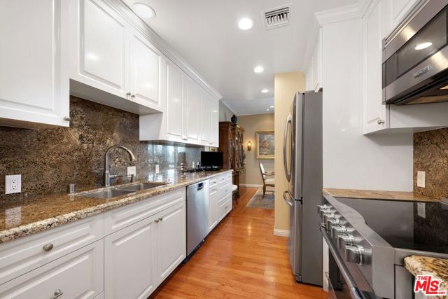 645 Wilcox Avenue, Los Angeles CA: https://media.crmls.org/mediaz/e893cee1-dc19-422a-b67a-71fce9568c89.jpg