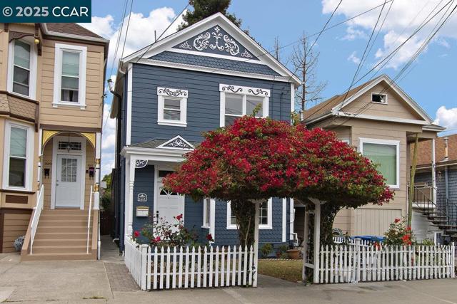 1613 Stanton St, Alameda CA: https://media.crmls.org/mediaz/e894f720-c0d7-437c-ac01-59951b80fecc.jpg
