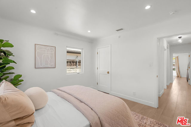 10531 Woodbridge Street, Toluca Lake CA: https://media.crmls.org/mediaz/e894fe7a-3b1f-4f2c-a302-459de697c9ca.jpg