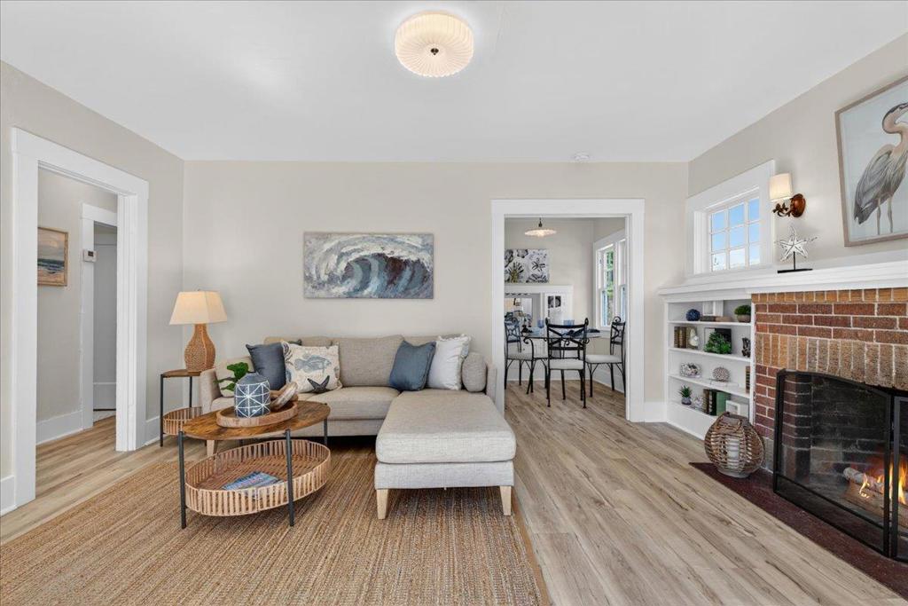 https://media.crmls.org/mediaz/e895cc6e-5ab4-464f-8a18-b5f2ec6b5474.jpg?preset=X-Large