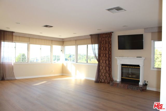 11502 Dona Teresa Drive, Studio City CA: https://media.crmls.org/mediaz/e897cdbf-c120-4c9e-ab75-31121b3dab52.jpg