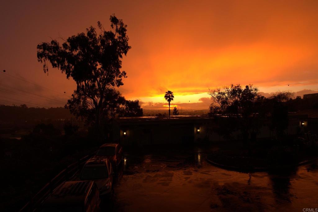 https://media.crmls.org/mediaz/e898561c-fc94-482a-a800-e66bf24d8e6b.jpg?preset=X-Large