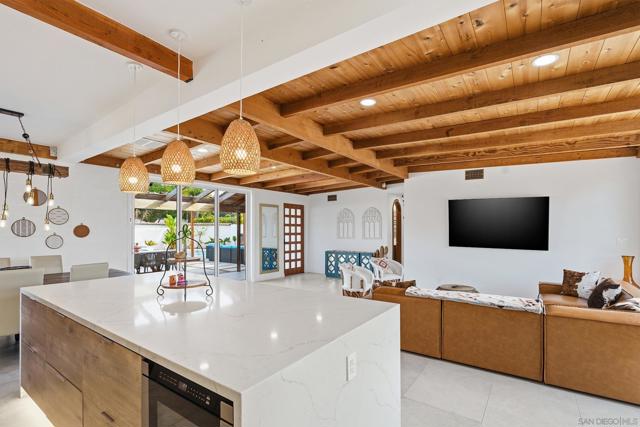 1047 Highland Dr, Del Mar CA: https://media.crmls.org/mediaz/e89912ed-d981-4774-81bd-ba546e4e15f8.jpg