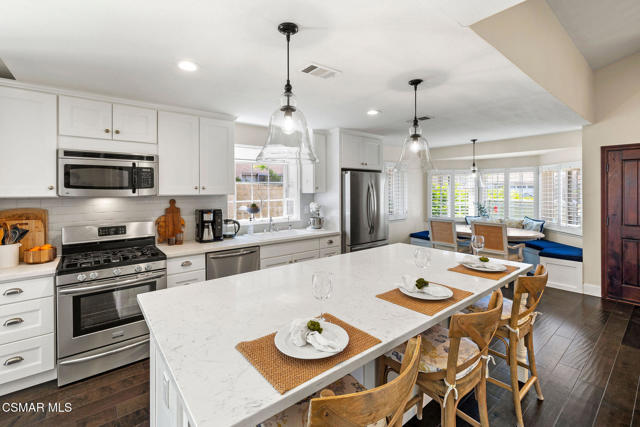 4570 N Vistapark Drive, Moorpark CA: https://media.crmls.org/mediaz/e899fce0-6372-435d-8f5b-62e597b7c3ec.jpg